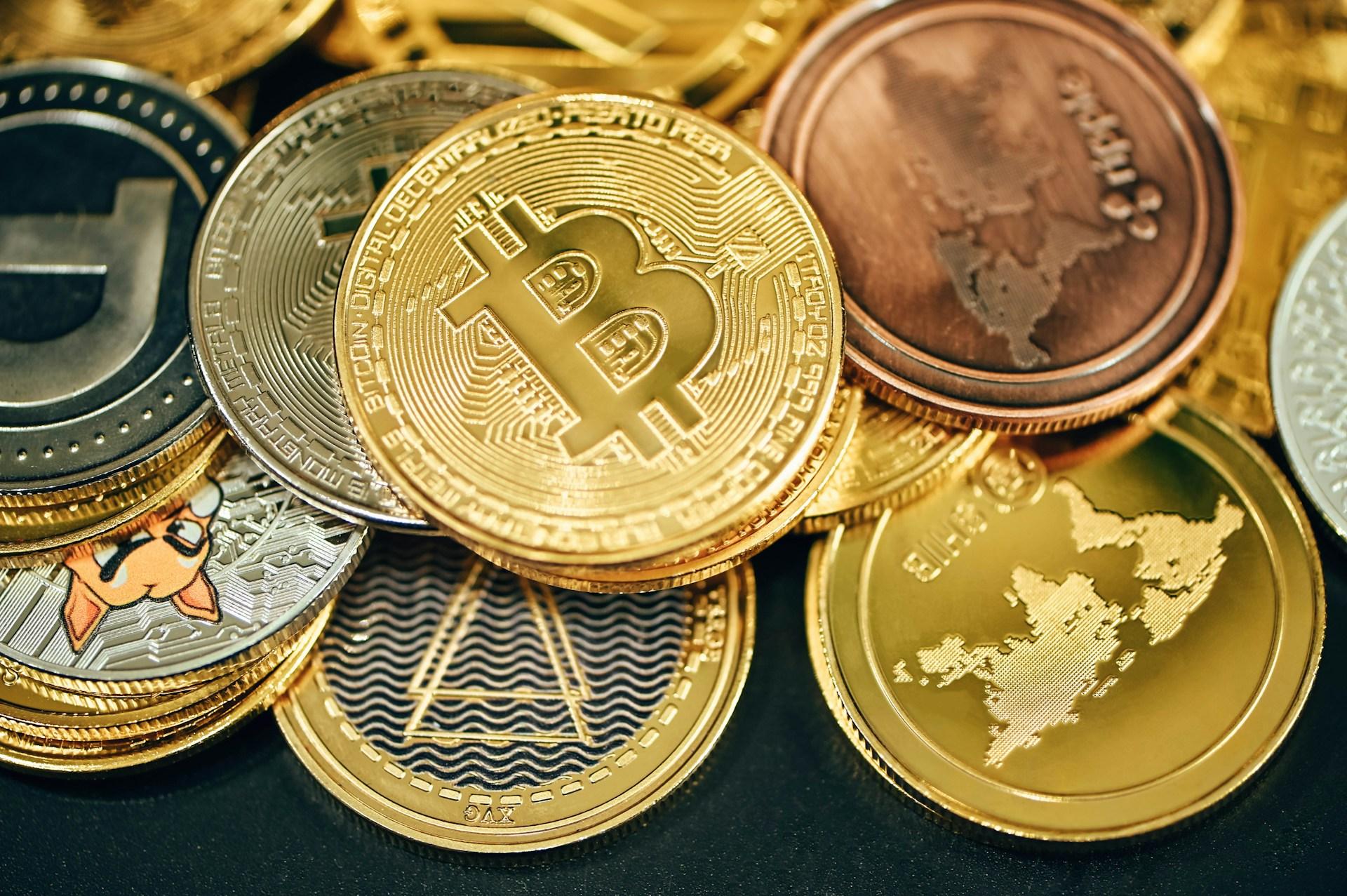 仮想通貨(ビットコイン)の始め方・買い方を解説!おすすめの取引所や利益を出すコツも紹介